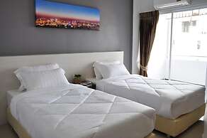 C Room at Airport by Choktawee