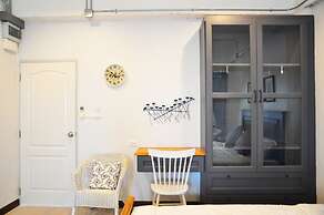 C Room at Airport by Choktawee