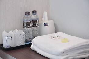 C Room at Airport by Choktawee