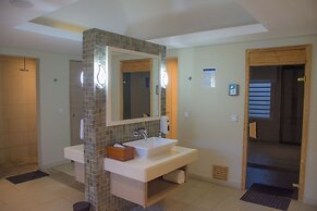 Azuri Apartment with Beach, Pools, Gym, Restaurants, Spa, Boats, kids 