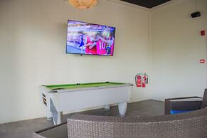 Azuri Apartment with Beach, Pools, Gym, Restaurants, Spa, Boats, kids 