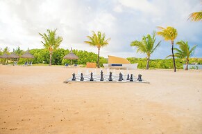 Azuri Apartment with Beach, Pools, Gym, Restaurants, Spa, Boats, kids 