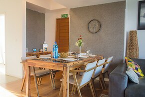 Azuri Apartment with Beach, Pools, Gym, Restaurants, Spa, Boats, kids 