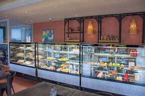 Azuri Apartment with Beach, Pools, Gym, Restaurants, Spa, Boats, kids 