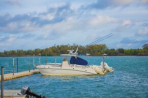 Azuri Apartment with Beach, Pools, Gym, Restaurants, Spa, Boats, kids 