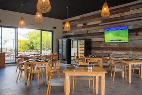 Azuri Apartment with Beach, Pools, Gym, Restaurants, Spa, Boats, kids 