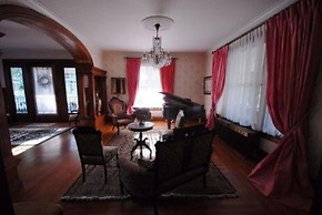 Circular Manor Bed and Breakfast