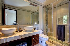 Peggy 2 BDRM apt sleeps 4 balcony