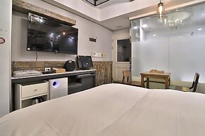 Hotel February Suseong