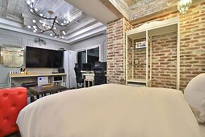 Hotel February Suseong