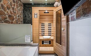 Hotel February Suseong