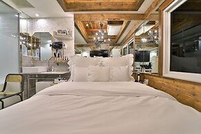 Hotel February Suseong