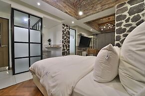 Hotel February Suseong