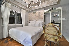 Hotel February Suseong