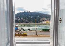 Pelicanstay at Riverside Danube