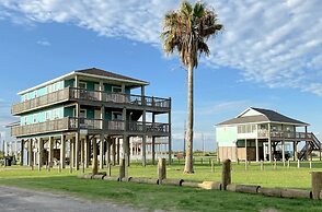 Abby Sands Castle 2 Bedroom Home by RedAwning