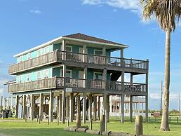 Abby Sands Castle 2 Bedroom Home by RedAwning