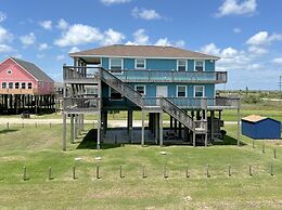 Abby Sands Castle 2 Bedroom Home by RedAwning