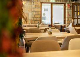 Logis Hotel Restaurante La Casa de Juansabeli