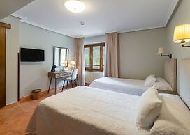 Logis Hotel Restaurante La Casa de Juansabeli