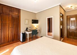 Logis Hotel Restaurante La Casa de Juansabeli