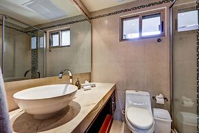 Honey 2 BRM sleeps 4 balcony