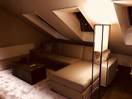 Airhome Limmatquai River View Apartment