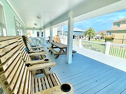 Always Sunny 3 Bedroom Home by RedAwning