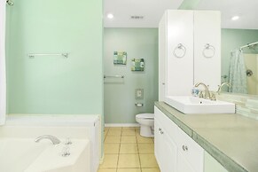 Always Sunny 3 Bedroom Home by RedAwning