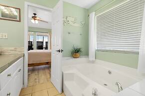 Always Sunny 3 Bedroom Home by RedAwning