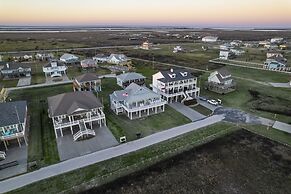 Shore Relaxin' 4 Bedroom Home by RedAwning