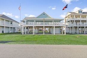 Shore Relaxin' 4 Bedroom Home by RedAwning