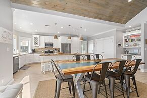 Shore Relaxin' 4 Bedroom Home by RedAwning