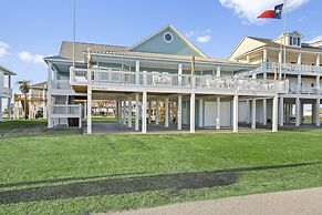 Shore Relaxin' 4 Bedroom Home by RedAwning