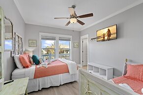 Shore Relaxin' 4 Bedroom Home by RedAwning