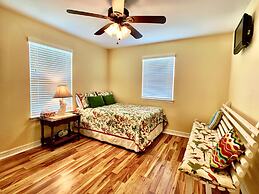 Mi Casa Del Mar 2 Bedroom Home by RedAwning