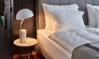 Roomers Munich, Autograph Collection