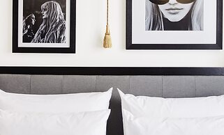 Roomers Munich, Autograph Collection