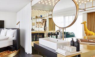 Roomers Munich, Autograph Collection