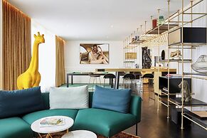 Roomers Munich, Autograph Collection