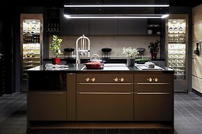 Roomers Munich, Autograph Collection