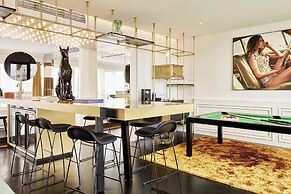 Roomers Munich, Autograph Collection