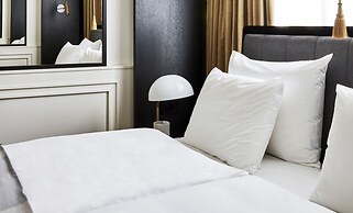 Roomers Munich, Autograph Collection