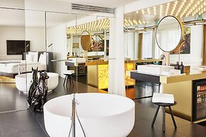 Roomers Munich, Autograph Collection