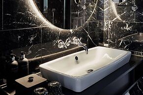 Roomers Munich, Autograph Collection