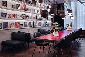 Roomers Munich, Autograph Collection