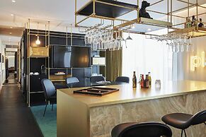 Roomers Munich, Autograph Collection