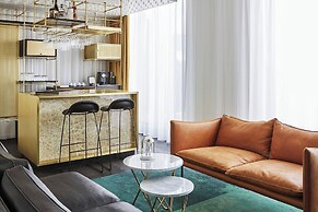 Roomers Munich, Autograph Collection