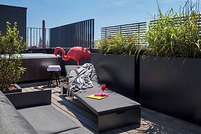 Roomers Munich, Autograph Collection