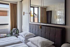 Roomers Munich, Autograph Collection